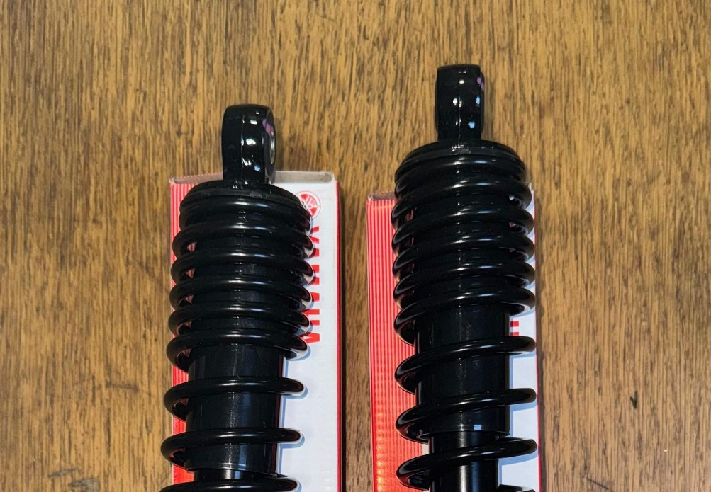YAMAHA X-MAX CZD300 REAR SHOCK ABSORBER ASSY B74-F2210-00 R/L GENUINE NEW