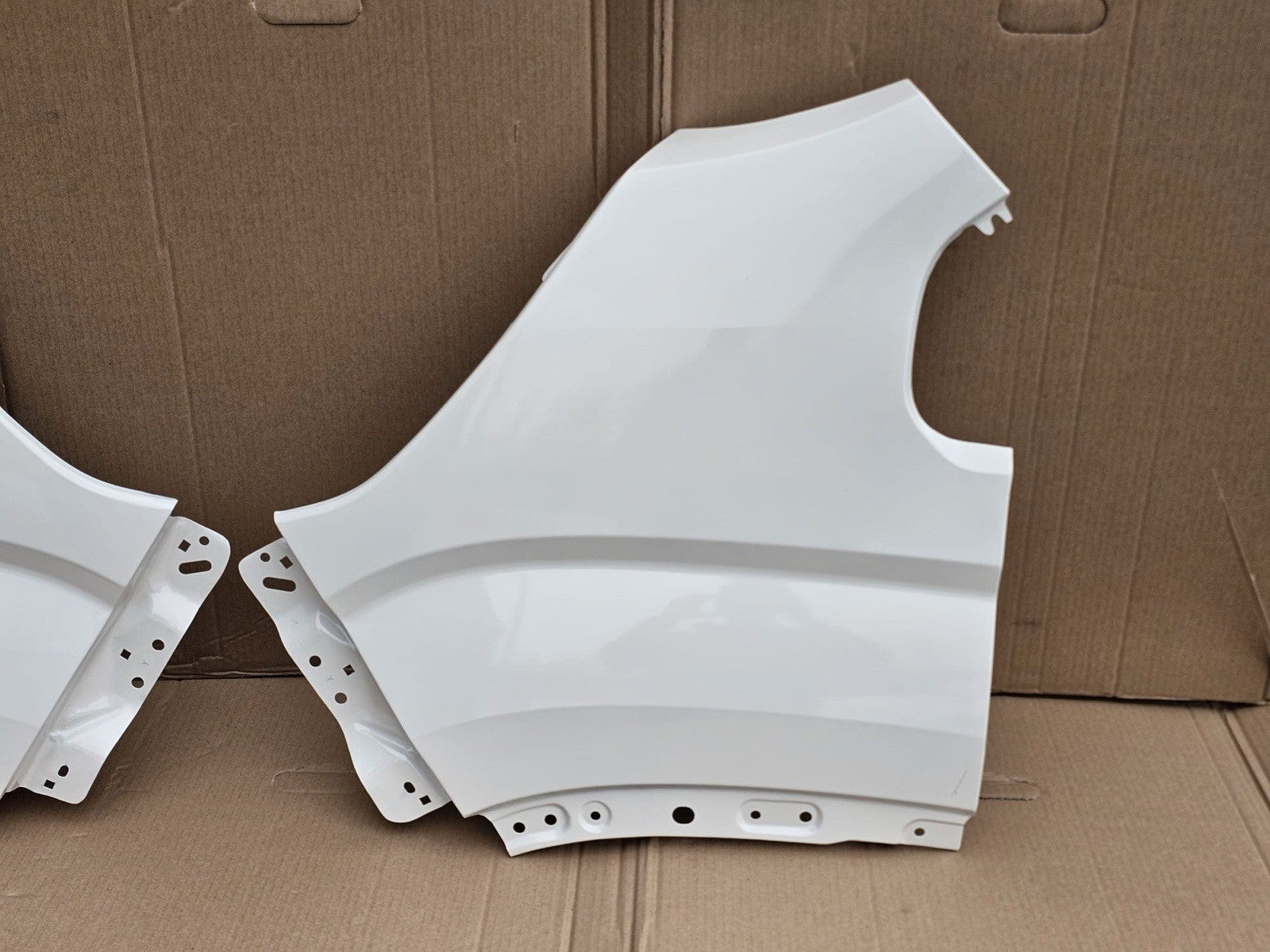 MAXUS DELIVER 9 Front Wings L&R  & Trim ( New & Painted Ready ) 2020