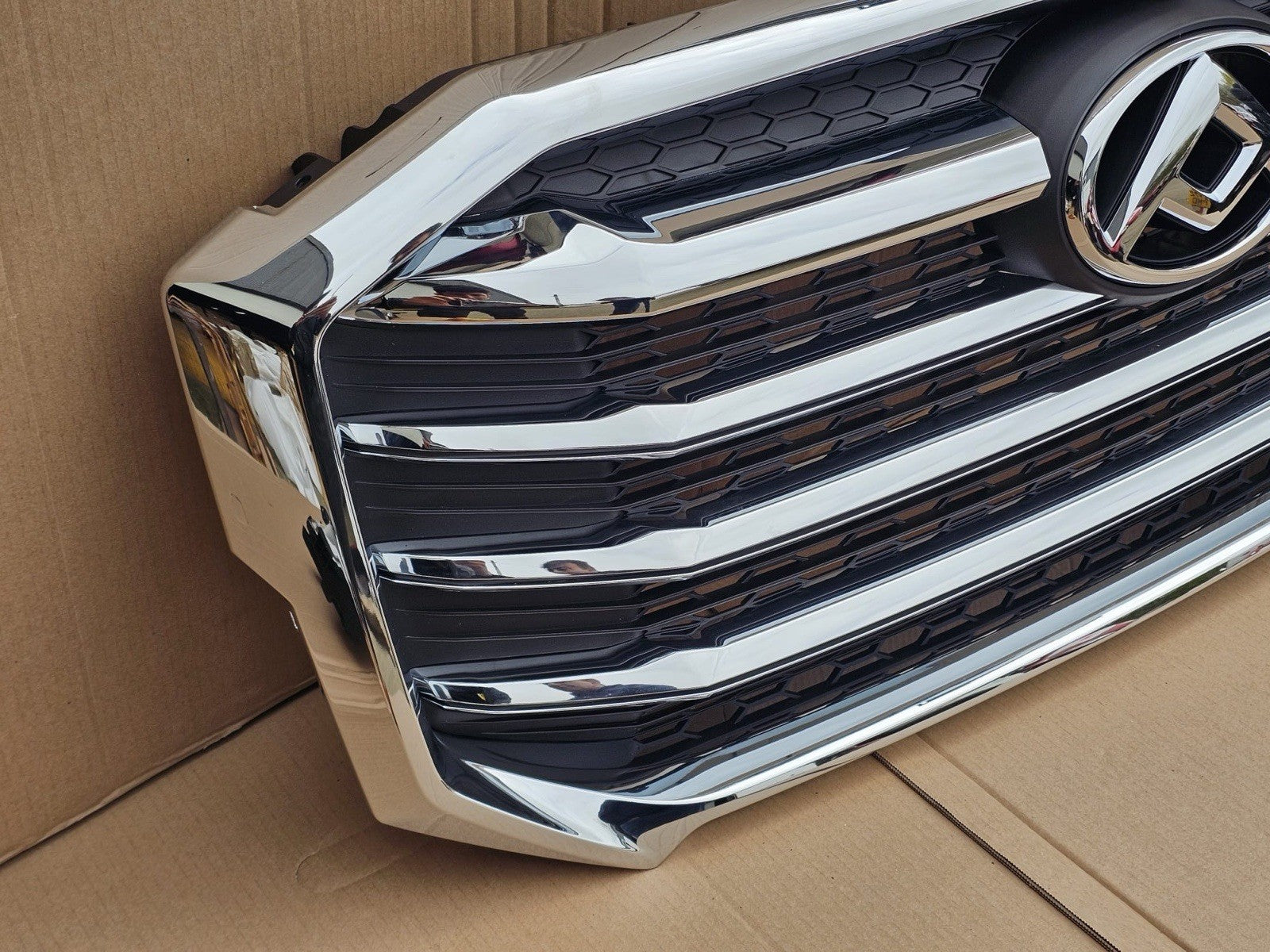 Maxus Delivery 9 Front Bumper Grill ( CROME ) 2019-2024