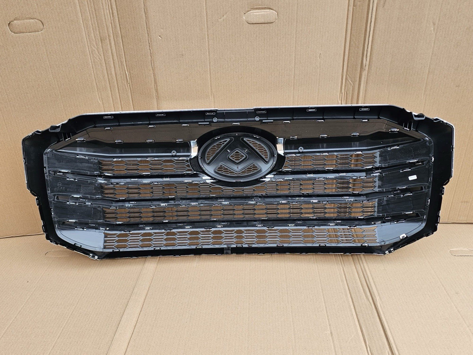 Maxus Delivery 9 Front Bumper Grill ( CROME ) 2019-2024