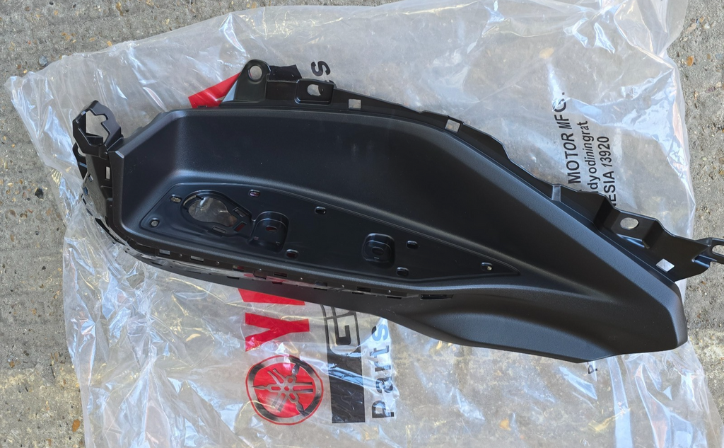 BKAF748800 Right Board Footrest Fairing For Yamaha X-Max Xmax 300 2023 - 2025