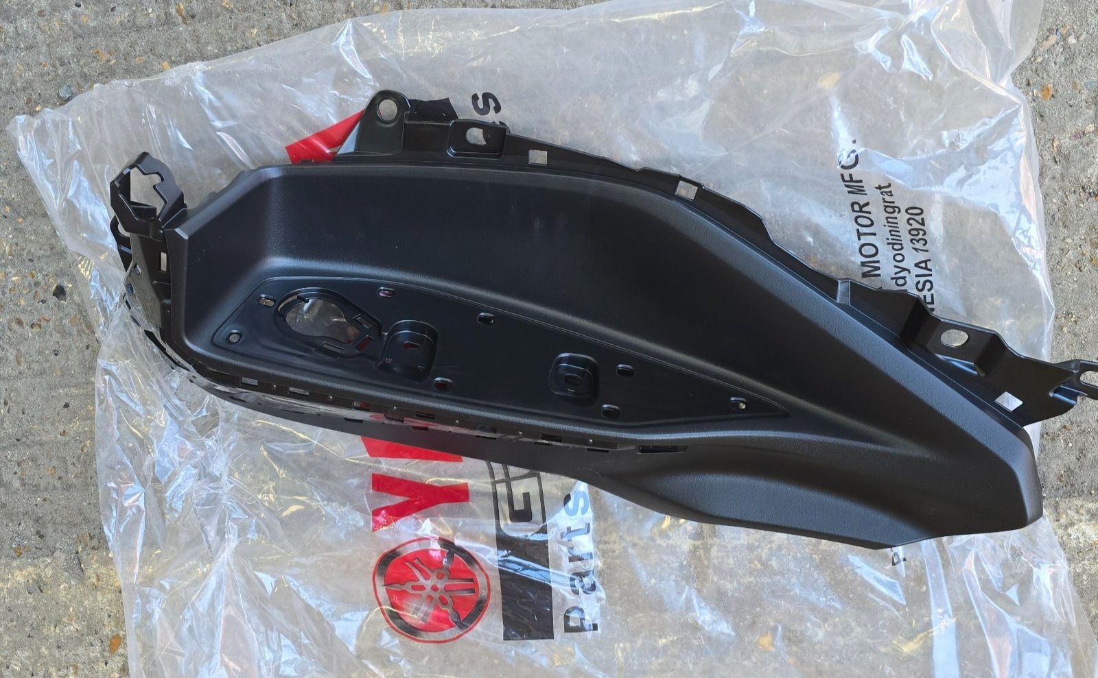 BKAF748800 Right Board Footrest Fairing For Yamaha X-Max Xmax 300 2023 - 2025