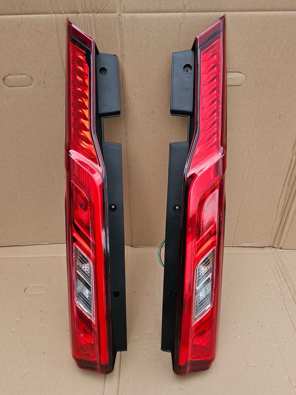 Pair MAXUS DELIVER 9 REAR LIGHT WITH BULBS LEFT & RIGHT 2020-2025 Noon LED